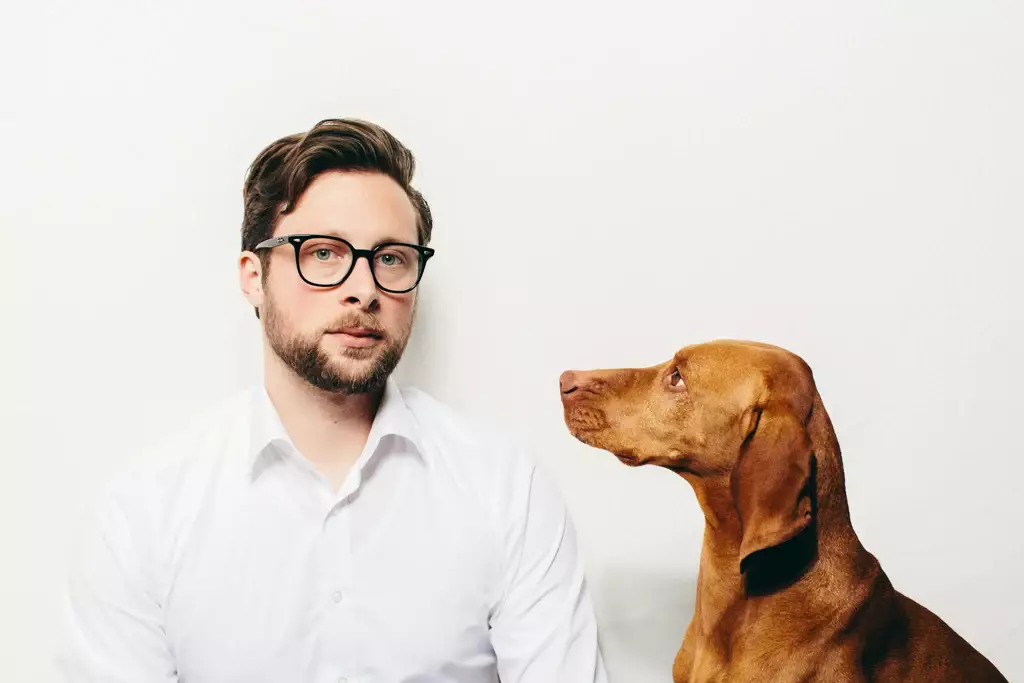 Anwalt Sebastian Deubello mit Hund - Abmahnung Urheberrecht