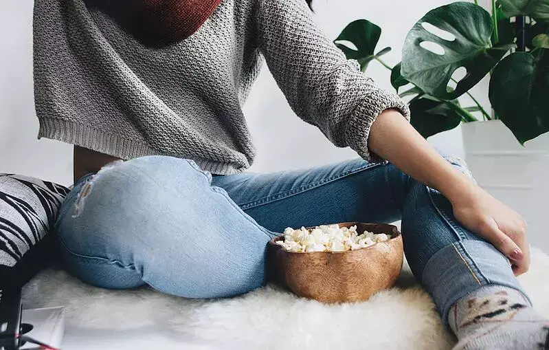 Frau mit einer Schale Popcorn - Tipps Homeoffice